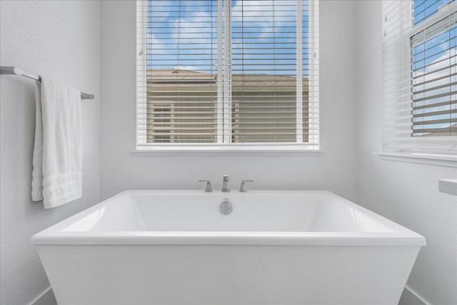 273 Skyview Drive, Marina CA: https://media.crmls.org/mediaz/b4cb165b-9d77-47ff-9268-eb04730e92e8.jpg