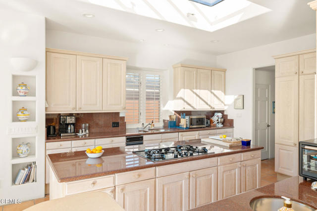 1571 Mandalay Beach Road, Oxnard CA: https://media.crmls.org/mediaz/b4cb1850-6dac-4435-b54e-cff2c9966a2b.jpg