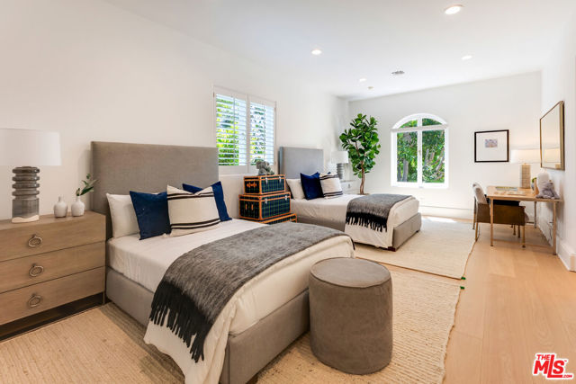 812 N Bedford Drive, Beverly Hills CA: https://media.crmls.org/mediaz/b4cc0dfc-0970-4c83-9cf9-1b7d4b2c3ceb.jpg