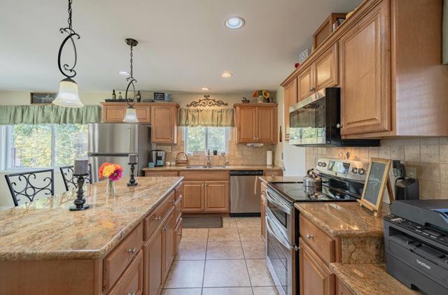 914 Junipero Way, Salinas CA: https://media.crmls.org/mediaz/b4cce443-0911-44b2-9948-fefedfe94341.jpg