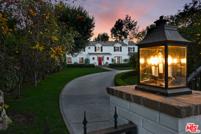 4444 Libbit Avenue, Encino CA: https://media.crmls.org/mediaz/b4ce1cbf-acb8-4b50-8f0f-eab1d3969679.jpg