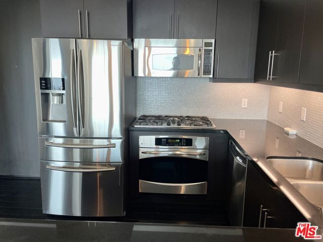655 S Hope Street, Los Angeles CA: https://media.crmls.org/mediaz/b4cf1e30-7464-4ac5-8cb7-6a0b8a91fa89.jpg