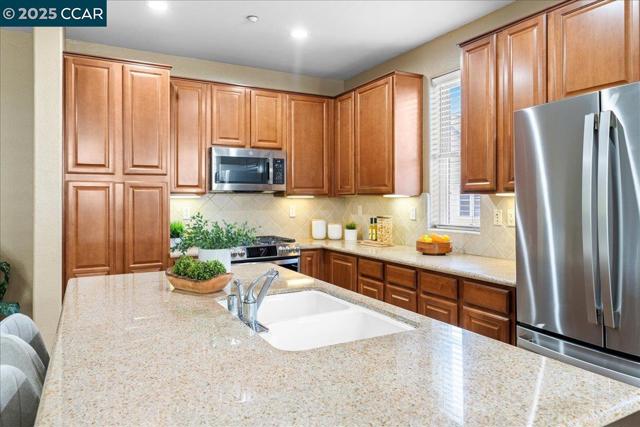 2201 Tsushima St, Hercules CA: https://media.crmls.org/mediaz/b4cfa338-5d29-4357-b80c-5f4546090ea3.jpg