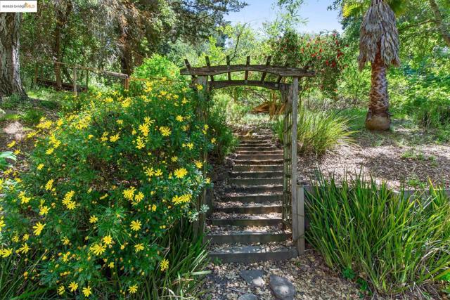 6766 Armour Dr, Oakland CA: https://media.crmls.org/mediaz/b4d0203d-3905-4895-a3dc-7e70dcc4707f.jpg