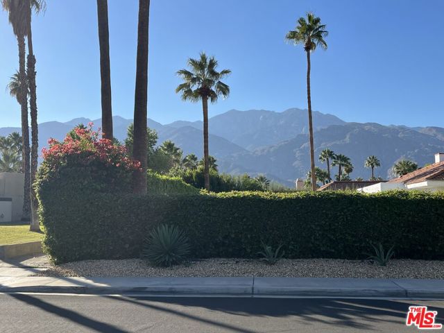 1592 S Compadre Road, Palm Springs CA: https://media.crmls.org/mediaz/b4d13380-5d79-4683-8d44-09a00cbaedce.jpg