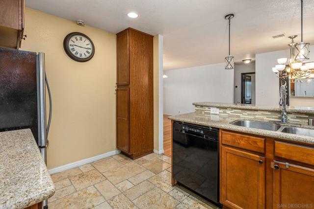 557 Oaklawn Ave, Chula Vista CA: https://media.crmls.org/mediaz/b4d27159-e6ee-4a44-a15c-e1de0b2f3403.jpg