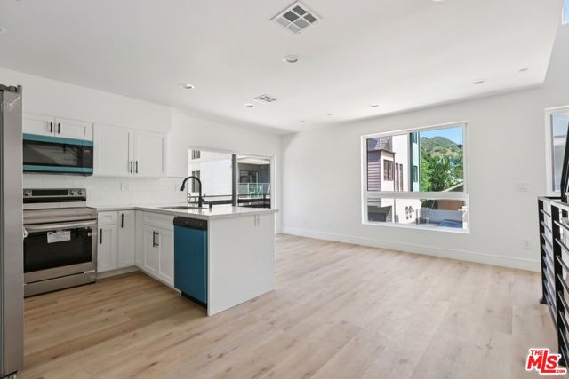 2113 Holly Drive, Los Angeles CA: https://media.crmls.org/mediaz/b4d2dcbc-5272-4b20-a26f-6750074ff5c2.jpg