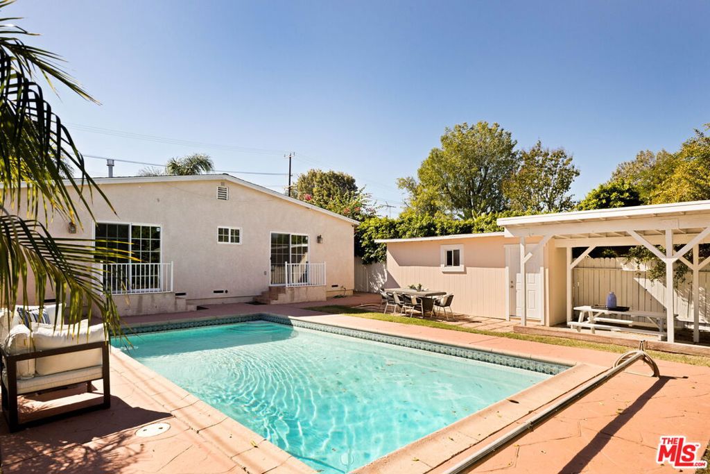 17827 Burbank Boulevard — Traditional