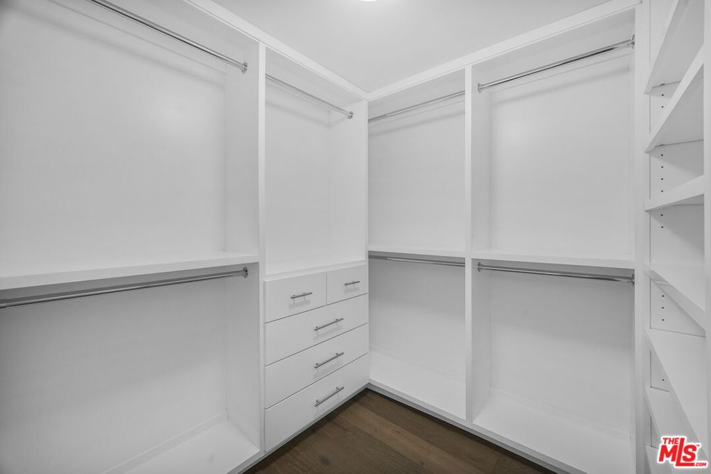 https://media.crmls.org/mediaz/b4d4707f-4cba-4204-95c4-fe71bccec2f5.jpg?preset=X-Large
