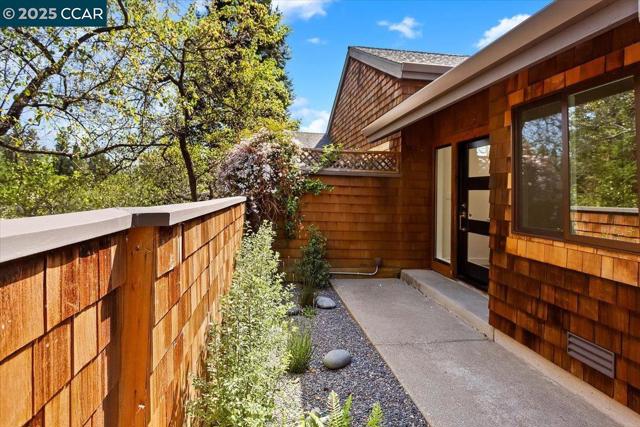 316 Village View Ct, Orinda CA: https://media.crmls.org/mediaz/b4d66202-490a-4f1e-8d91-c8dce9e0fe30.jpg