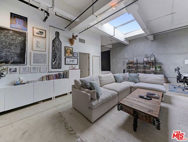 738 S Los Angeles Street, Los Angeles CA: https://media.crmls.org/mediaz/b4d6d623-ea0e-49c1-9365-37e612ffa075.jpg