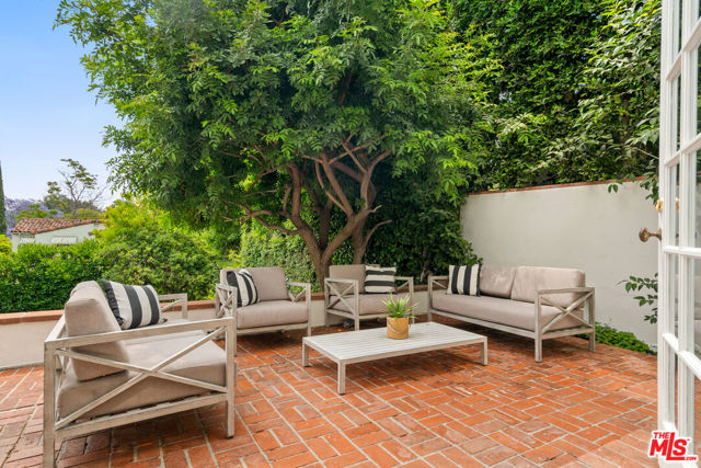 3716 Effingham Place, Los Angeles CA: https://media.crmls.org/mediaz/b4d74051-f877-456d-a6aa-4e1e73e75953.jpg