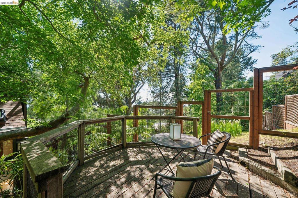 https://media.crmls.org/mediaz/b4d7d827-d450-48a2-9b68-f13c2bf3d719.jpg?preset=X-Large