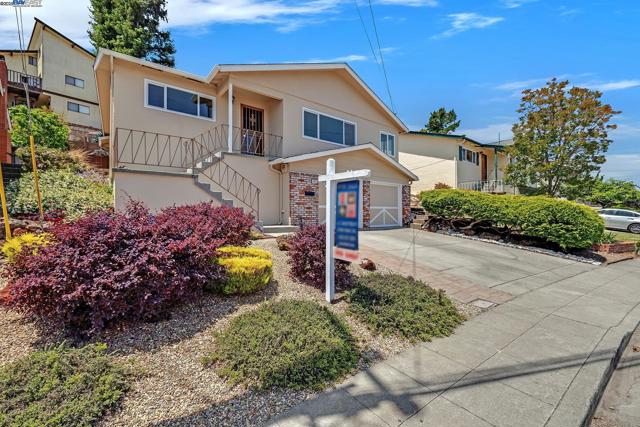 16651 Selby Dr, San Leandro CA: https://media.crmls.org/mediaz/b4d8a85e-e4d6-487a-9547-12b8f0ac461b.jpg