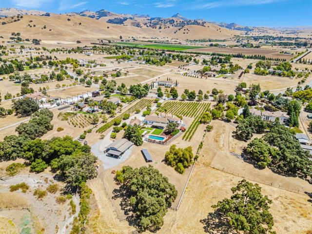 1152 Little River Drive, Hollister CA: https://media.crmls.org/mediaz/b4d920e7-ae9c-4d29-bbaa-e8290ec212d8.jpg