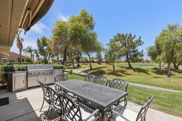 27 Oak Tree Drive, Rancho Mirage CA: https://media.crmls.org/mediaz/b4d95d43-288c-44e0-8a0d-95309df00db5.jpg