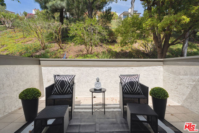 17109 Palisades Circle, Pacific Palisades CA: https://media.crmls.org/mediaz/b4da2e47-7daa-46bc-be29-ea534dd3c17d.jpg