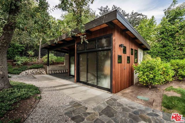5228 Escalante Drive, La Canada Flintridge CA: https://media.crmls.org/mediaz/b4dae1ae-ce90-4859-b202-b1480880036a.jpg