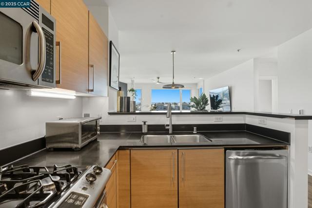 200 2nd St, Oakland CA: https://media.crmls.org/mediaz/b4daf4ee-e5d8-445a-97ac-89fb5b50e050.jpg
