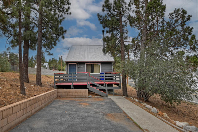 102 E Country Club Boulevard, Big Bear CA: https://media.crmls.org/mediaz/b4db1dc8-66e3-47a2-95b8-31bf890e6ca6.jpg
