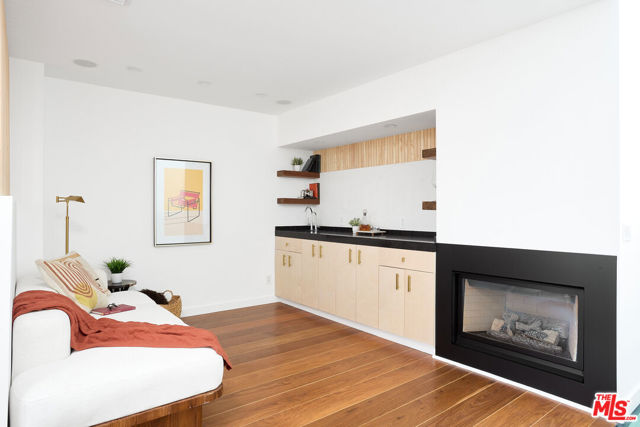 5106 Pacific Avenue, Marina del Rey CA: https://media.crmls.org/mediaz/b4db3651-d667-4868-8260-f928a21b7682.jpg