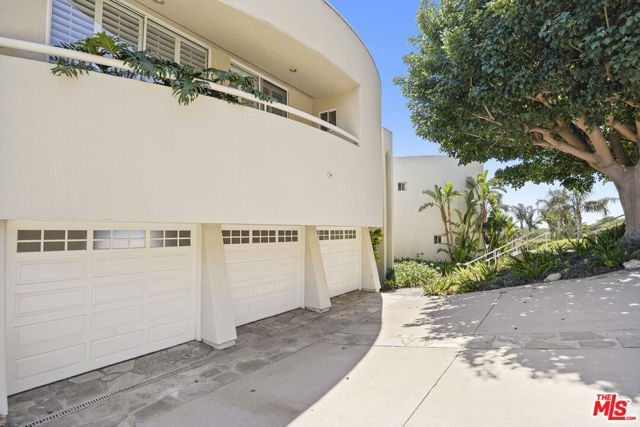 32215 Pacific Coast Highway, Malibu CA: https://media.crmls.org/mediaz/b4db45ec-77a9-43b8-92cc-b22b1b25dc2d.jpg