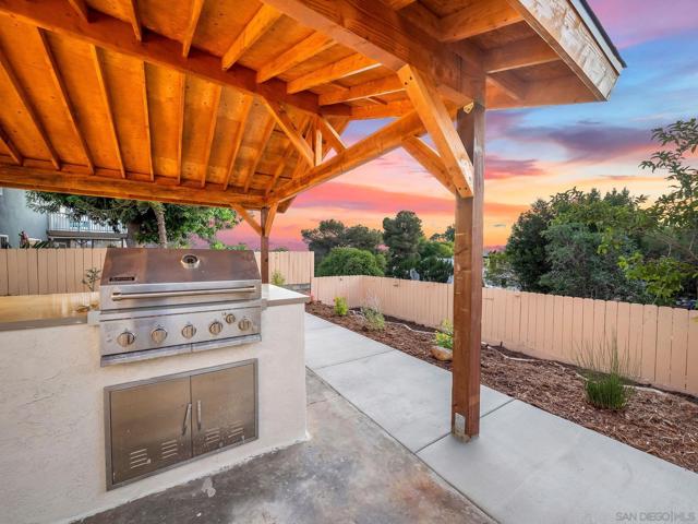 9401 Broadmoor Pl, La Mesa CA: https://media.crmls.org/mediaz/b4dc907c-301e-4004-987b-47b65cd6831e.jpg