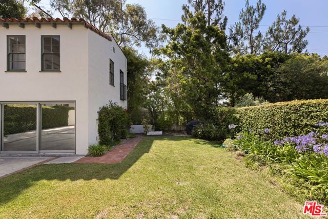 306 AMALFI Drive, Santa Monica CA: https://media.crmls.org/mediaz/b4dcd067-4a1c-44af-ae69-9562c4753e0c.jpg
