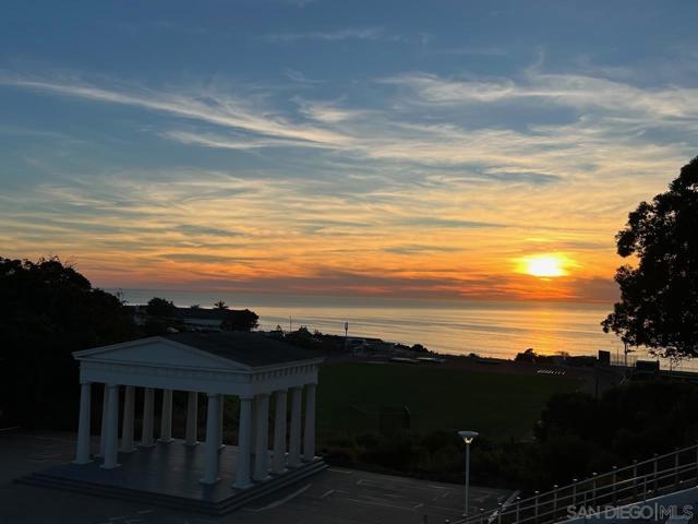 548 Tarento Dr, San Diego CA: https://media.crmls.org/mediaz/b4dd0f07-10f6-41b2-91b9-168f1478b928.jpg