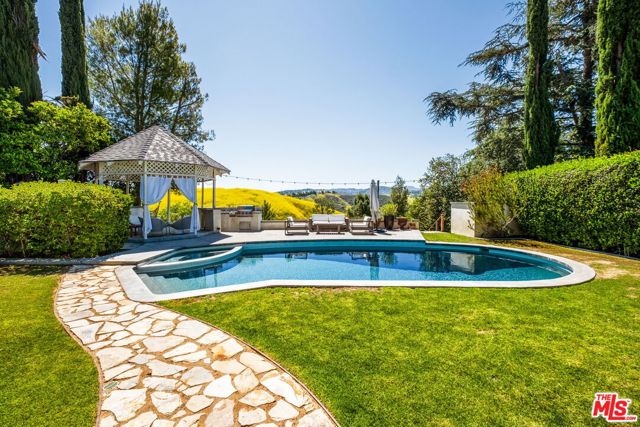 26024 Farmfield Road, Calabasas CA: https://media.crmls.org/mediaz/b4dd8f62-b0fc-4c33-85c4-fe134837abff.jpg