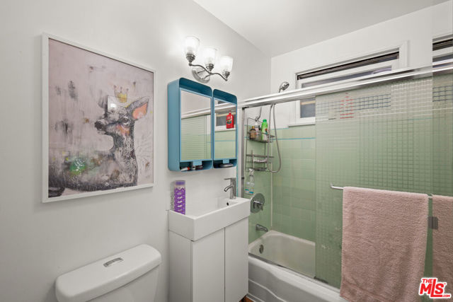 6961 Zelzah Avenue, Reseda CA: https://media.crmls.org/mediaz/b4de3f06-01dc-4fa4-90cf-dc284dff8e20.jpg