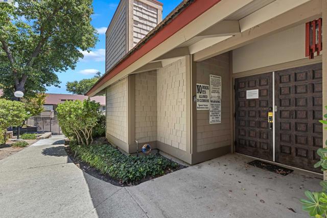 100 Kinross Drive, Walnut Creek CA: https://media.crmls.org/mediaz/b4df9eb6-6eb6-40b0-95c2-7a4c5eb1d2e3.jpg