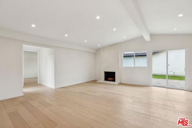 6731 Delco Avenue, Winnetka CA: https://media.crmls.org/mediaz/b4dfcdb7-e5c2-46e9-8919-c3d04c3cbe27.jpg
