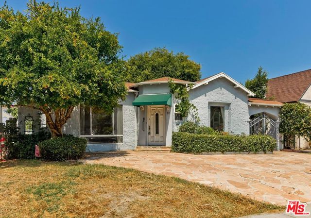 217 S Le Doux Road, Beverly Hills CA: https://media.crmls.org/mediaz/b4dffab0-0482-409e-afe5-1d3da4a6d5a7.jpg