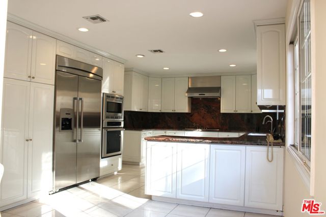 11502 Dona Teresa Drive, Studio City CA: https://media.crmls.org/mediaz/b4e0208c-0851-40e7-8e6d-4ad6a67ae5e8.jpg