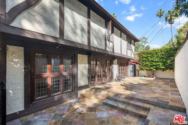 1610 N Beverly Drive, Beverly Hills CA: https://media.crmls.org/mediaz/b4e09141-b3c8-4df0-8a76-76a257cc6438.jpg