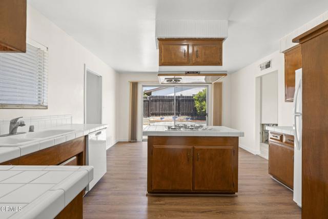 220 Lantana Street, Camarillo CA: https://media.crmls.org/mediaz/b4e0bfb7-2789-4e6b-8306-95d7190137b4.jpg