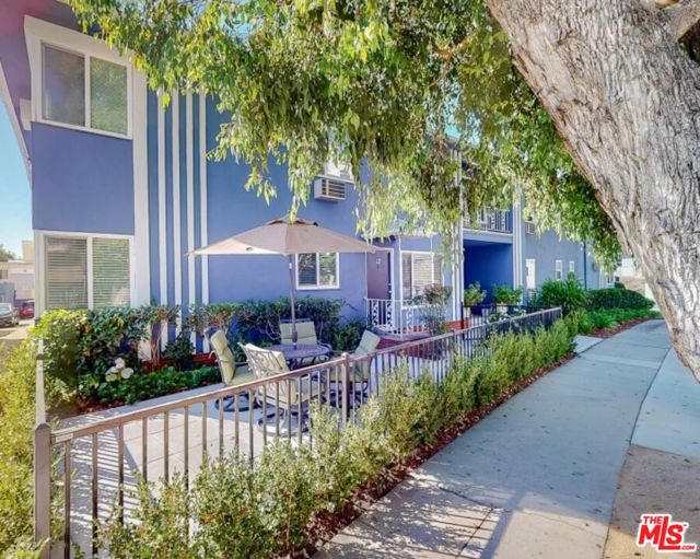 11284 Montana Avenue, Los Angeles CA: https://media.crmls.org/mediaz/b4e0f792-a12e-42d0-8d19-e1141e57407d.jpg