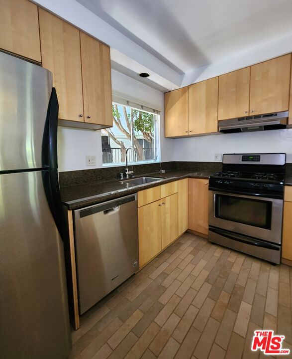 1357 1361 S Beverly Glen Boulevard, Los Angeles CA: https://media.crmls.org/mediaz/b4e179ff-388e-456d-ae11-e1d1741a59bf.jpg