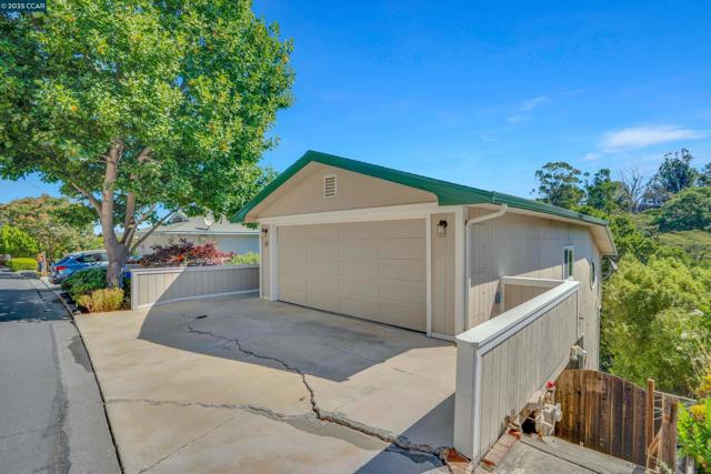 1027 W Arlington Way, Martinez CA: https://media.crmls.org/mediaz/b4e1afea-6a57-41be-bdba-06d830cfdfc6.jpg