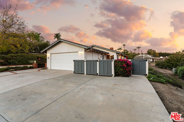 2212 Stacy Lane, Camarillo CA: https://media.crmls.org/mediaz/b4e1cc7f-86eb-4692-87a9-df8589f39566.jpg