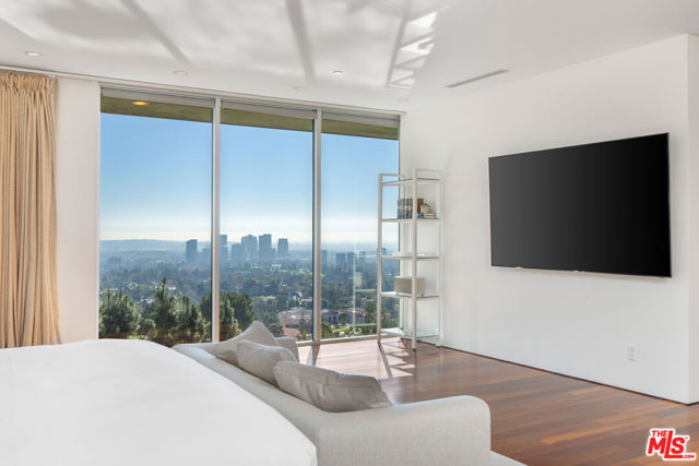 1290 Angelo Drive, Beverly Hills CA: https://media.crmls.org/mediaz/b4e22646-e669-4d7c-b652-f6c41ab22954.jpg