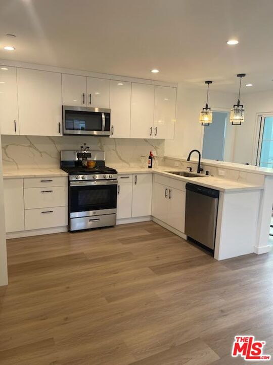 4522 Mammoth Avenue, Sherman Oaks CA: https://media.crmls.org/mediaz/b4e258ab-679c-49f3-aee2-1a405c82e3bb.jpg