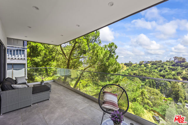 8960 Crescent Drive, Los Angeles CA: https://media.crmls.org/mediaz/b4e32725-4397-4e01-9397-7b68aae3c8fe.jpg
