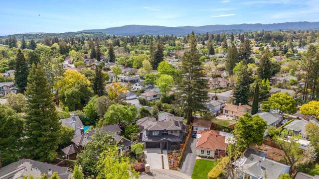 1303 American Way, Menlo Park CA: https://media.crmls.org/mediaz/b4e3ba0b-3c84-49d7-8b1b-cd99df2ae798.jpg