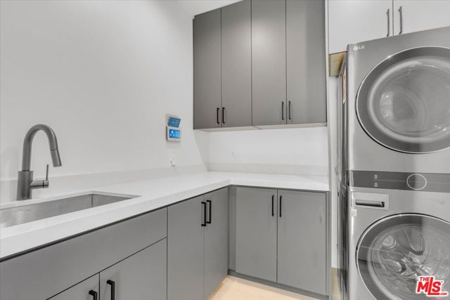 5456 Hazeltine Avenue, Sherman Oaks CA: https://media.crmls.org/mediaz/b4e3bb54-2c78-49f4-abd8-8a066cbf3b4a.jpg
