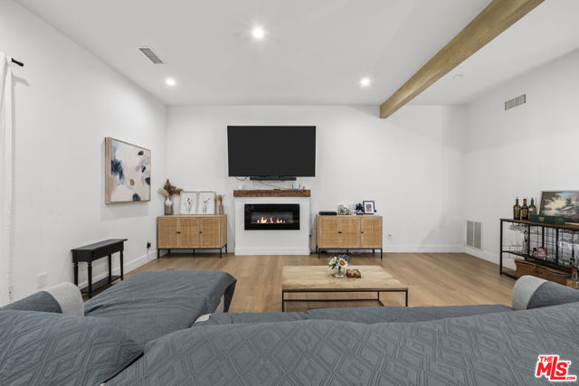 5656 Penfield Avenue, Woodland Hills CA: https://media.crmls.org/mediaz/b4e3c0ff-f70e-49e7-9f06-06873f04a47a.jpg
