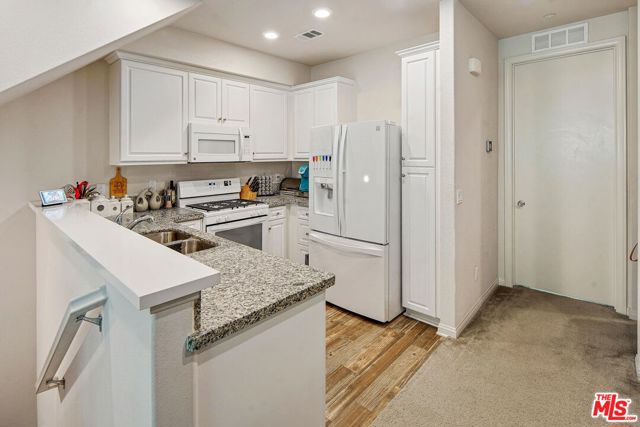 14122 W Willow Lane, Van Nuys CA: https://media.crmls.org/mediaz/b4e4311b-ca09-4f51-ad49-a23eaa7c1109.jpg