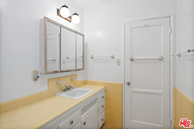9620 Braddock Drive, Culver City CA: https://media.crmls.org/mediaz/b4e4da26-5bd4-4c86-b87d-2c04834b01b2.jpg