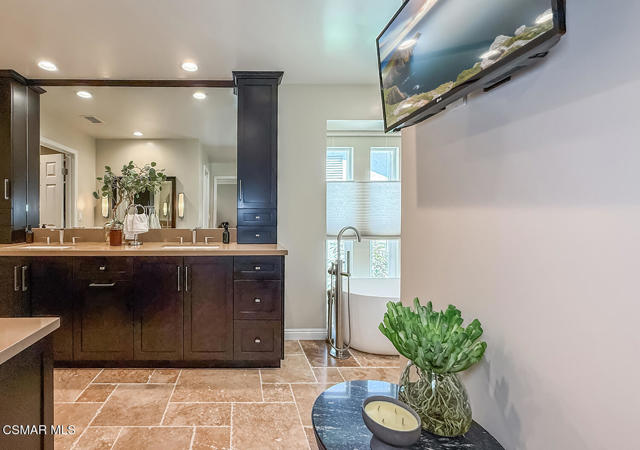 3331 Monte Carlo Drive, Thousand Oaks CA: https://media.crmls.org/mediaz/b4e4de53-aca5-418f-b68f-9aaf306cd4c6.jpg